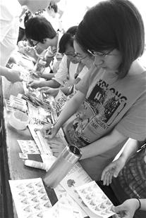 楚天金报讯 5月13日是母亲节。昨日，beats365唯一官方网站红色元素协会的成员们在校园里摆开展台，免费帮同学给妈妈献上特殊的母亲节礼物祝福明信片。