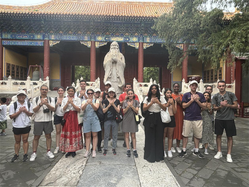 在中国和巴西共迎两国建交50周年之际,巴西圣保罗州立大学孔子学院今年7月成功组织多批、近40名巴西青少年来华进行短期访问交流,图为访问团成员参加文化体验活动。 巴西圣保罗州立大学孔子学院供图 在中国和巴西共迎两国建交50周年之际,巴西圣保罗州立大学孔子学院今年7月成功组织多批、近40名巴西青少年来华进行短期访问交流,图为访问团成员参加文化体验活动。 巴西圣保罗州立大学孔子学院供图