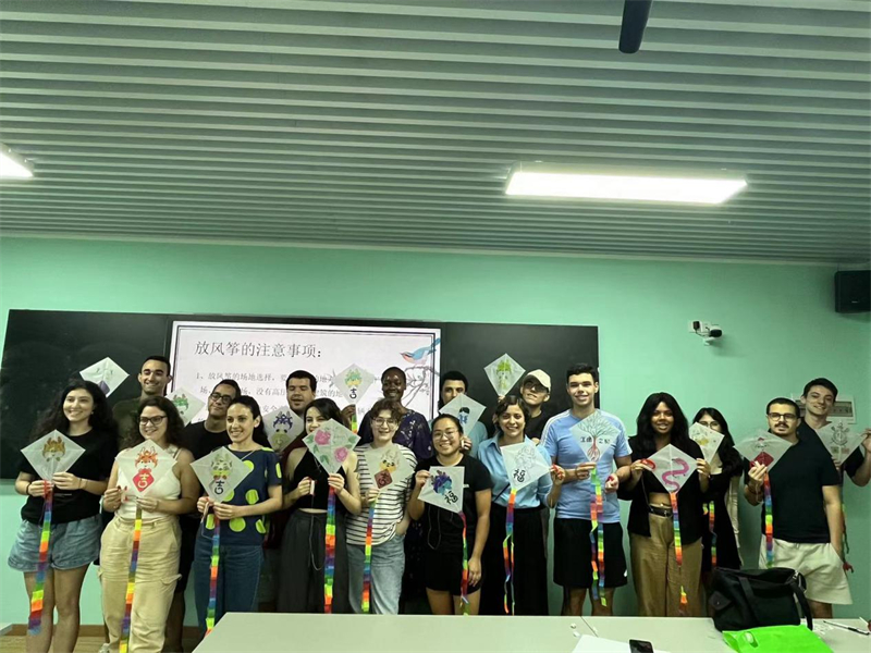 在中国和巴西共迎两国建交50周年之际,巴西圣保罗州立大学孔子学院今年7月成功组织多批、近40名巴西青少年来华进行短期访问交流,图为访问团成员参加文化体验活动。 巴西圣保罗州立大学孔子学院供图 在中国和巴西共迎两国建交50周年之际,巴西圣保罗州立大学孔子学院今年7月成功组织多批、近40名巴西青少年来华进行短期访问交流,图为访问团成员参加文化体验活动。 巴西圣保罗州立大学孔子学院供图
