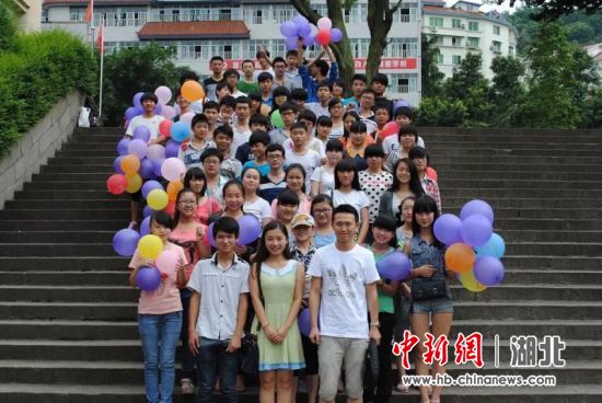 吴秋爽与支教学生们合影 吴秋爽与支教学生们合影