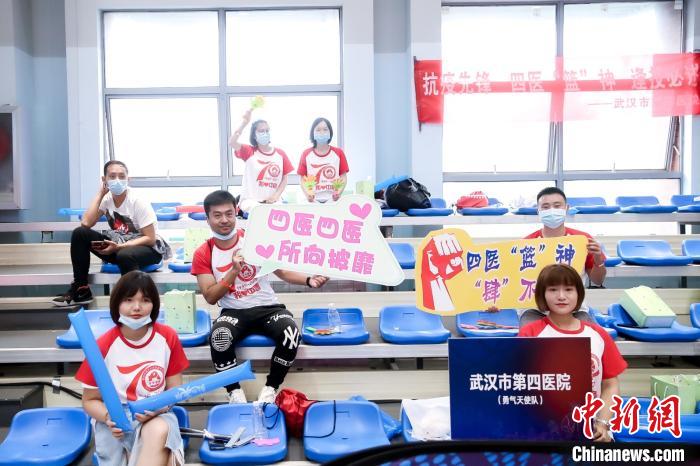 比赛现场,来自武汉市第四医院的啦啦队 湖北省对外友好协会供图 摄 比赛现场,来自武汉市第四医院的啦啦队 湖北省对外友好协会供图 摄